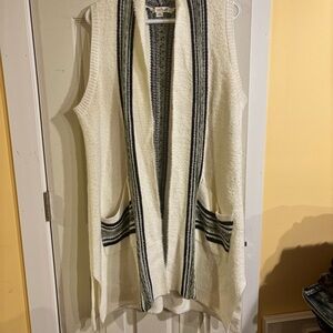 Simply Noelle Cream and Black Sleeveless Cardigan